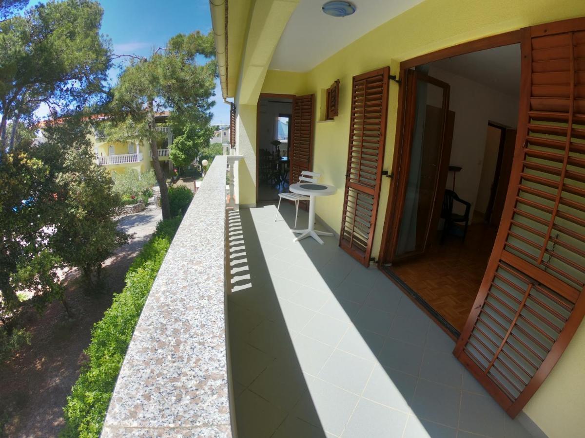 Apartments Stanko Petrcane Exterior photo